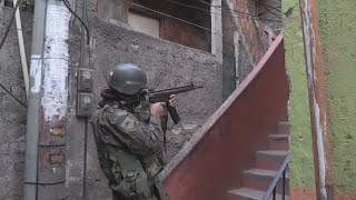 Cerca de mil militares sitiaron la mayor favela de Río de Janeiro en un día de caos