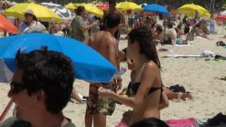 Isabeli Fontana com os filhos na praia de Ipanema