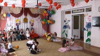 Танец выпускников с малышами.