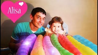 Алиса поет СЕМЬЯ ПАЛЬЧИКОВ ПЕСНЯ НА РУССКОМ Шарики воздушные Папа пальчик Finger family