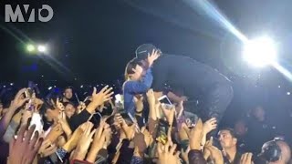 Enrique Iglesias besó a un fan en pleno escenario | The MVTO