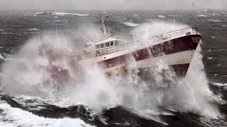 Оффшорное судно попало в шторм в Северном море