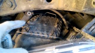Как поменять лампу в Рено Меган 2011 // How to change the bulb in the headlight Renault Megane 2011