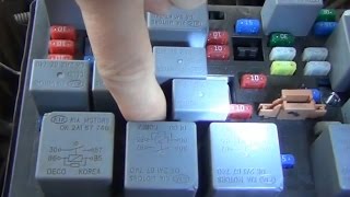 Замена предохранителя кондиционера в монтажном блоке под капотом на KIA - Spectra