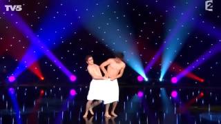 Французы комики  Танец с полотенцем  French comedians  Dance with towel