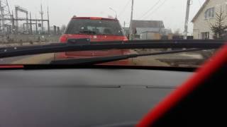 Девушка за рулем в пробке