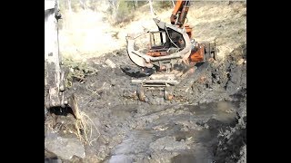 Трелевочник в болоте, откапали и сняли мост.ч2