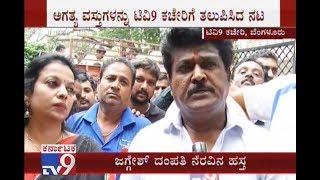 Actor Jaggesh & Parimala Jaggesh Helps Kodagu Flood Victims With Their Contributions At Tv9 Office