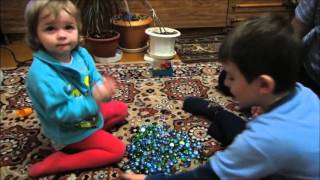 Игры дома у бабушки и дедушки. Children playing at home with his grandparents.