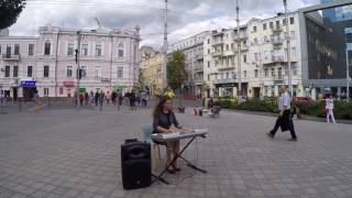 Красивая музыка на фортепиано. Уличный музыкант-пианист играет Ludovico Einaudi