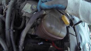 Замена бачка ОЖ (охлаждающей жидкости) / Opel Astra H