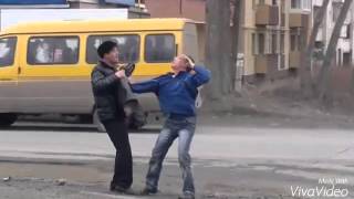 Наркоман наркоман на улице тратата та тратата