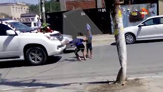 Видео на Кавказе водитель свадебного кортежа переехал ребенк 1