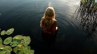 Красивая эротика на природе красивая блондинка