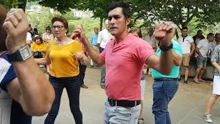 Vejam como este miúdo  toca dentro  da roda/    Domingo em Arcos de Valdevez 30/6/2019