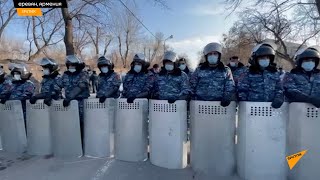 Полиция перекрыла улицу Демирчяна