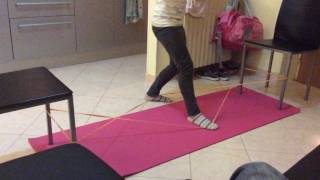 Gioco dell'elastico fatto da una bambina di 8 anni in casa