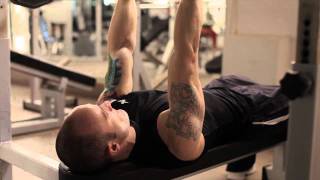 Exercitii pentru triceps: Impins din culcat cu priza ingusta