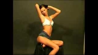 Симпатяга раздевается 18+ Strip women