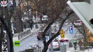 Motociclista evita chocar con un auto deslizando su moto por el pavimento