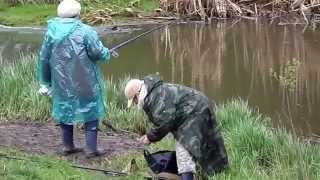 Приколы на рыбалке БАБУШКИ профи поймают рыбу даже в ручье Fishing 2015