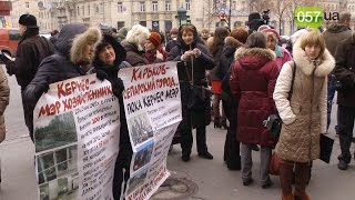 Пока активисты под горсоветом выдвигали требования, Кернес "принимал управление" городом