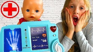 La Poupée BABY BORN doit faire une RADIO de la MAIN