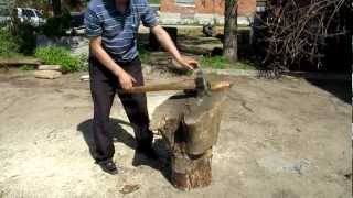Однофазный винтовой колун против большого пня (Wood splitter against a large tree stump)