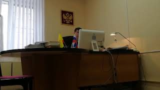 Судья не смог установить личность явившегося человека и растерялся в зале своего суда