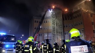 [GROSSBRAND | MASSIVER GEBÄUDEBRAND] - Vollalarm Feuerwehr Neuss ~ Schwierige Brandbekämpfung -