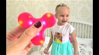 Алиса играет в КРУТОЙ спиннер С МУЗЫКОЙ и светом !!!!