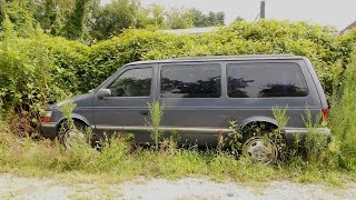 Парень помогает поставить колесо на фургон, затем он видит внутри женщину с двумя маленькими детьми
