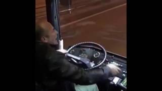 Водитель танцует лезгинку за рулём автобуса