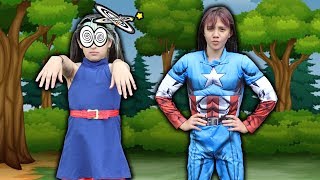 MAYUMI FINGE BRINCAR DE SUPER HERÓI E SALVA CRIANÇA DA FLORESTA ENCANTADA | Mayumi
