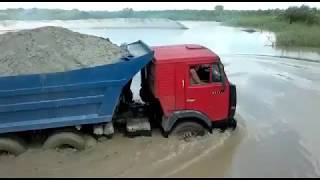 ЭКСТРЕМАЛЬНАЯ ЕЗДА НА ГРУЗОВИКАХ ПО БЕЗДОРОЖЬЮ Extreme driving on a truck on the