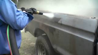 Старая краска легко снимается с автомобиля Ford