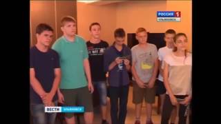 Генеральный директор КТЦ Металлоконструкция Андрей Щербина вручил школьникам трудовые книжки (с)