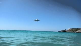 Flygplan landar nästan på stranden
