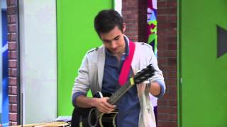 Los chicos cantan ¨Entre dos mundos¨ | Momento Musical | Violetta