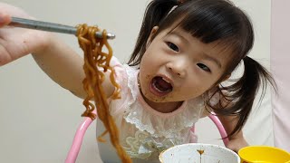 뽀로로짜장면 먹방! 크롱 패티과 함께 면치기! pororo cup noodle mukbang!