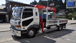 三菱ふそうファイターカスタムユニック車　荷積み込み作業を終え出発