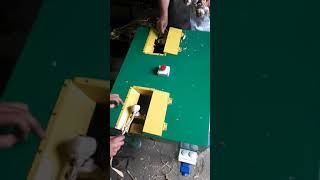 Обрезчик головок чеснока ОГЧ-2 в работе