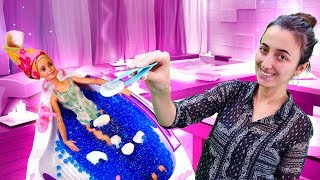 Barbie oyunları. Sevcan üşüyen Barbie'yi sıcak banyo yaptırıyor