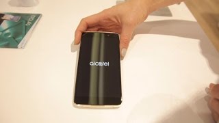 El Alcatel Idol 4 es un celular de vidrio y metal elegante y económico