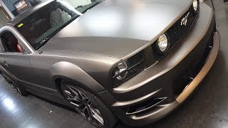 Un Ford Mustang GT con kit Shelby en Gris Grafito Mate Metalizado - Car Wrapping by Pronto Rotulo