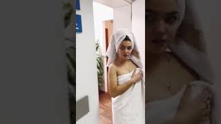 Шок! Девушка сняла полотенце! Что творит? Сексуальная Девушка разделась на камеру