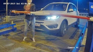 Девушка сломала шлагбаум на парковке набережной