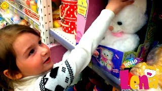 Лена в магазине игрушек.Часть 1.Выбираем покупку. Играем вместе.Lena in toy store.We play together.
