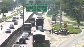 Motoristas encaram bairros violentos para cruzar trecho da Via Dutra no Rio de Janeiro