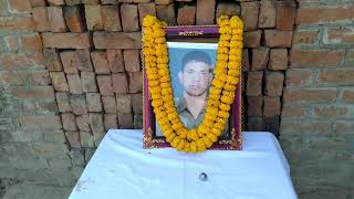 काशी के शहीद रमेश यादव के इकलौते बेटे आयुष को आराजीलाइन ब्लाक प्रमुख नेदी एक लाख रुपये की आर्थिक मदद